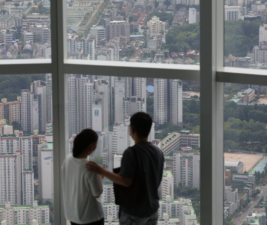 서울 송파구 롯데월드타워 전망대 서울스카이에서 바라본 서울 아파트 단지 모습. <연합뉴스>